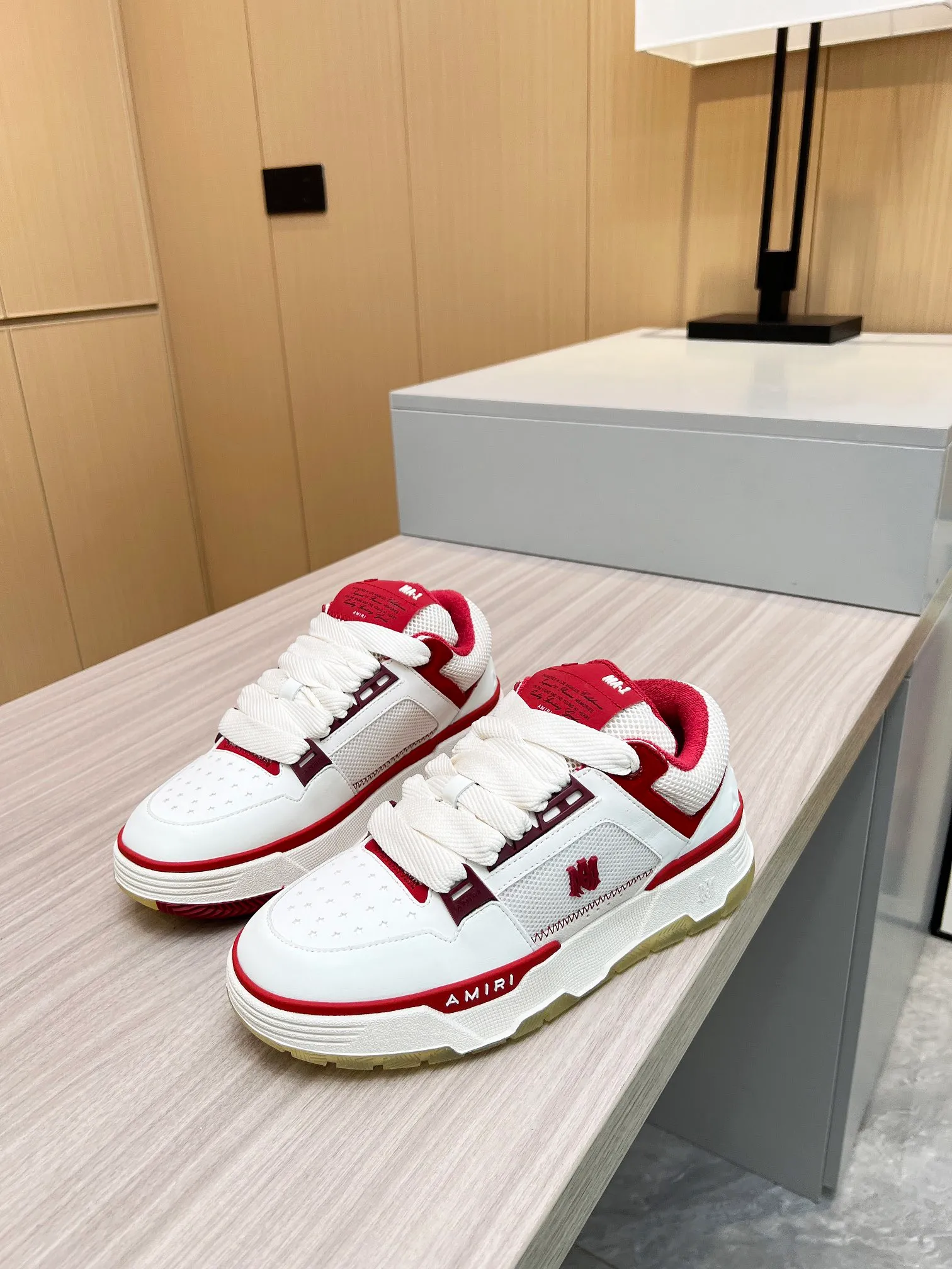 p620💰Men's shoes Amiri Emile's 2023 spring and summer new MA-1 bread shoes, couple models, casual sports shoes, sneakers Amiri gave up the rock punk style in the new season and used a large number of unsaturated colors, Morandi tones, whether you see or wear them, it will make people very happy. The large tongue of the bread shoes continues, shortens the length of the shoe body, thickens the midsole, and the toe part is more rounded. Amiri's brand letters and MA logo appear on the side of the shoe. Fabric: Original customized imported first-layer cowhide + mesh. Lining: Original customized breathable towel lining. Outsole. Foam combination material. Bottom thickness: 4CM. Size: Men's 39-45